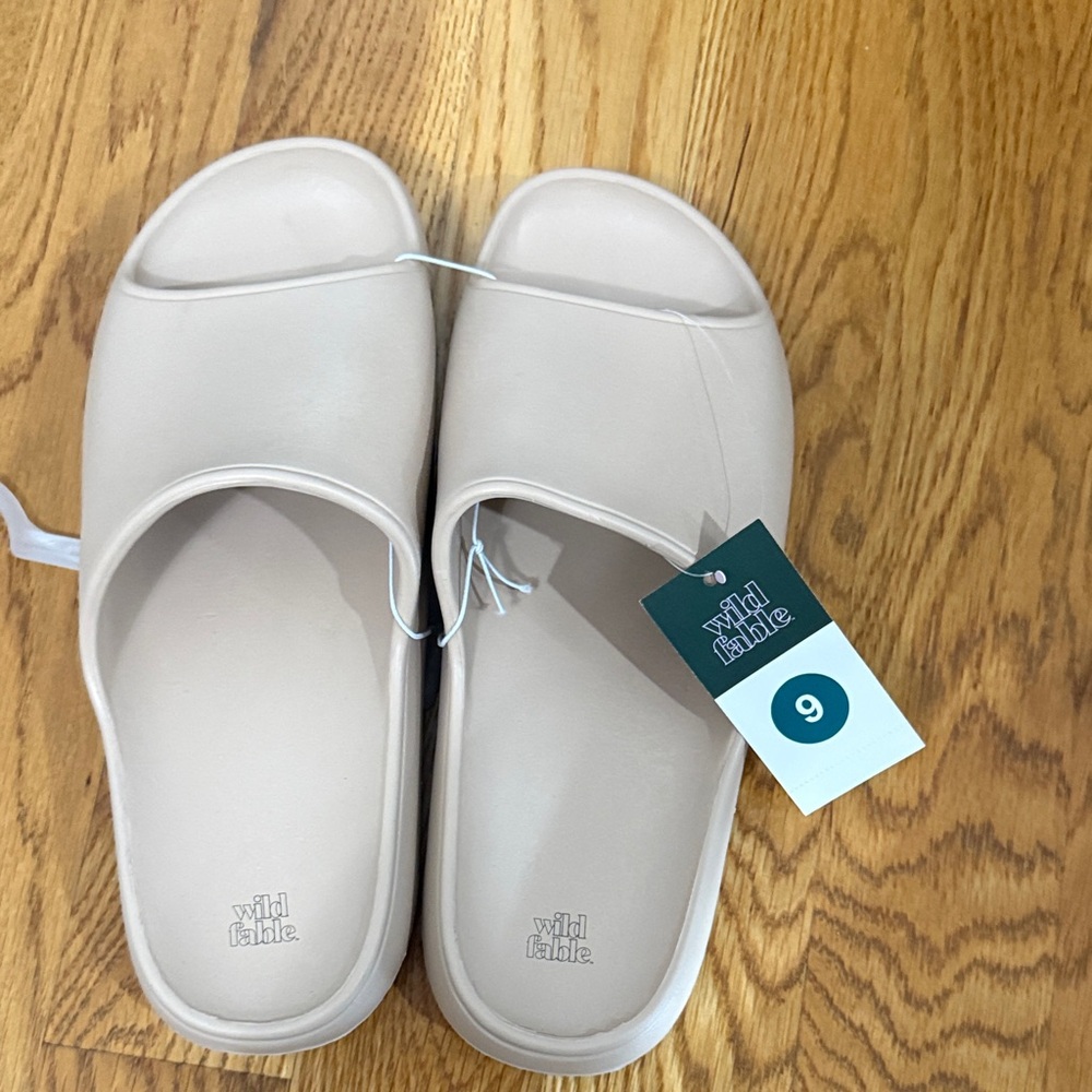 Wild Fable Light Taupe Slide Sandals
